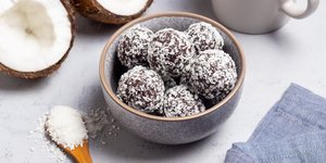 Energy balls με μαύρη σοκολάτα και καρύδα / Φωτογραφία: Shutterstock